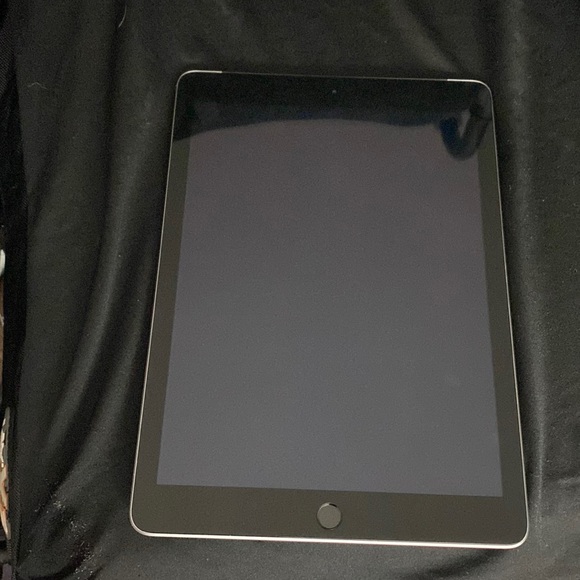 Black and gray IPad - Picture 1 of 3